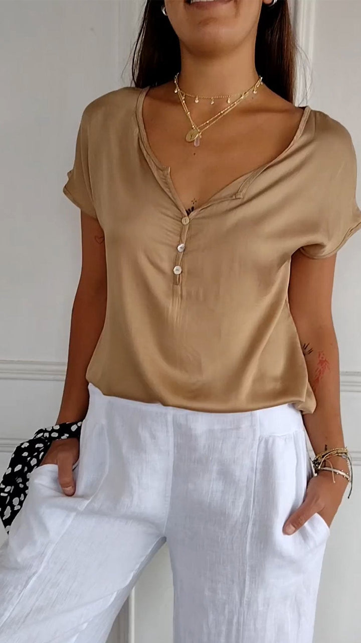 Ardovian™ | T-shirt met V-hals in tijdloze elegantie