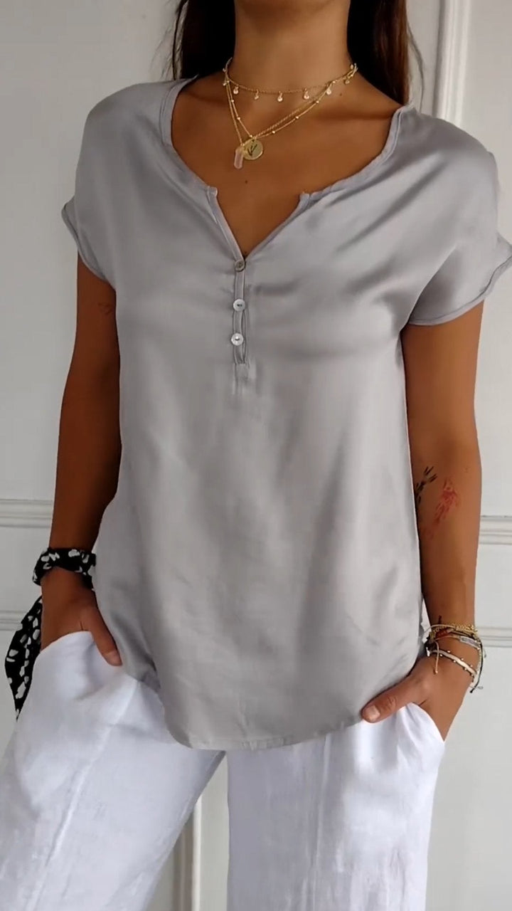 Ardovian™ | T-shirt met V-hals in tijdloze elegantie