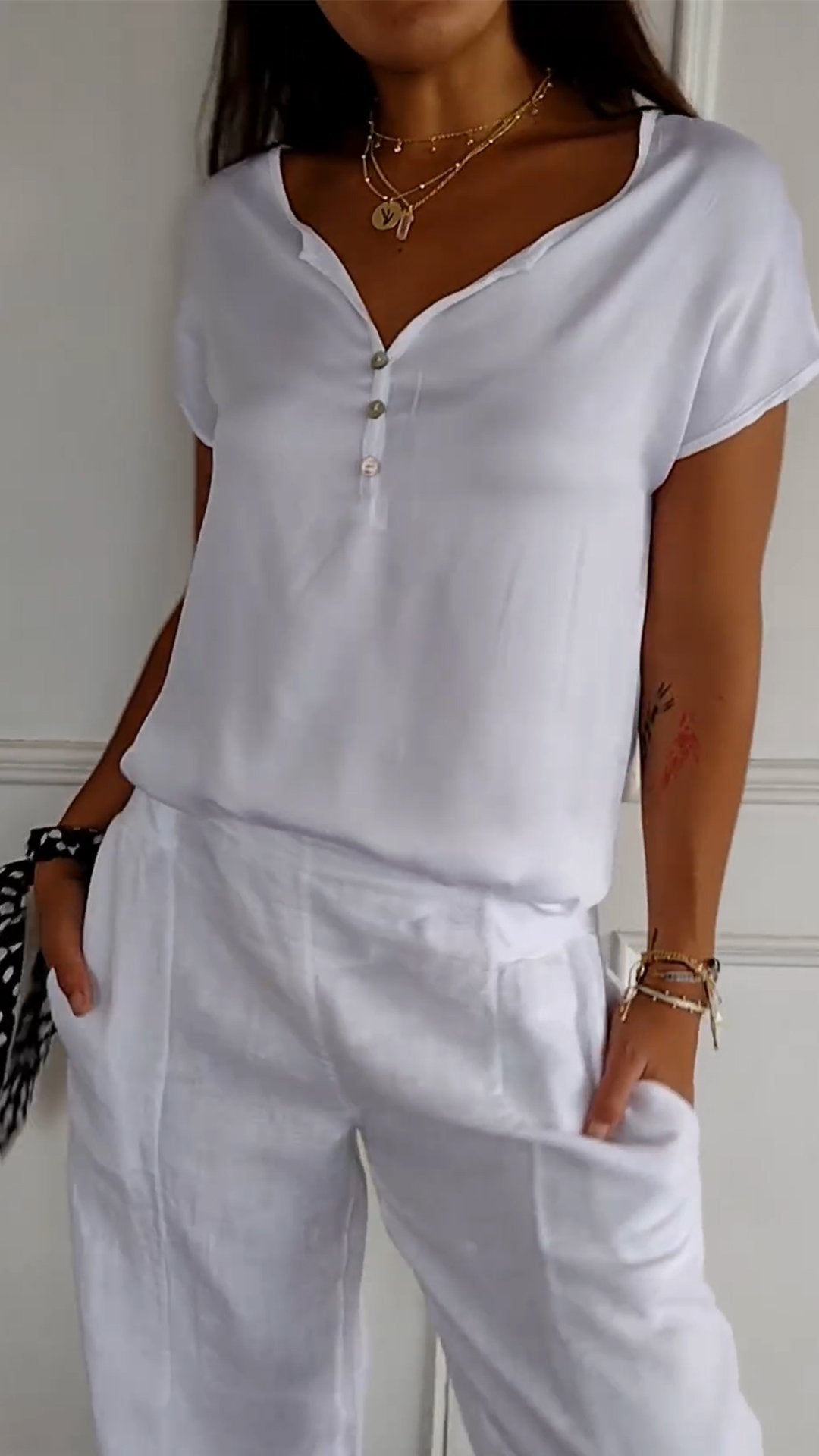Ardovian™ | T-shirt met V-hals in tijdloze elegantie