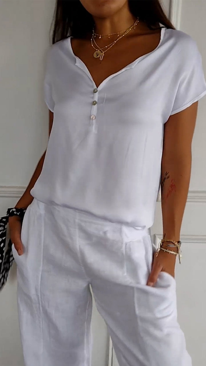 Ardovian™ | T-shirt met V-hals in tijdloze elegantie
