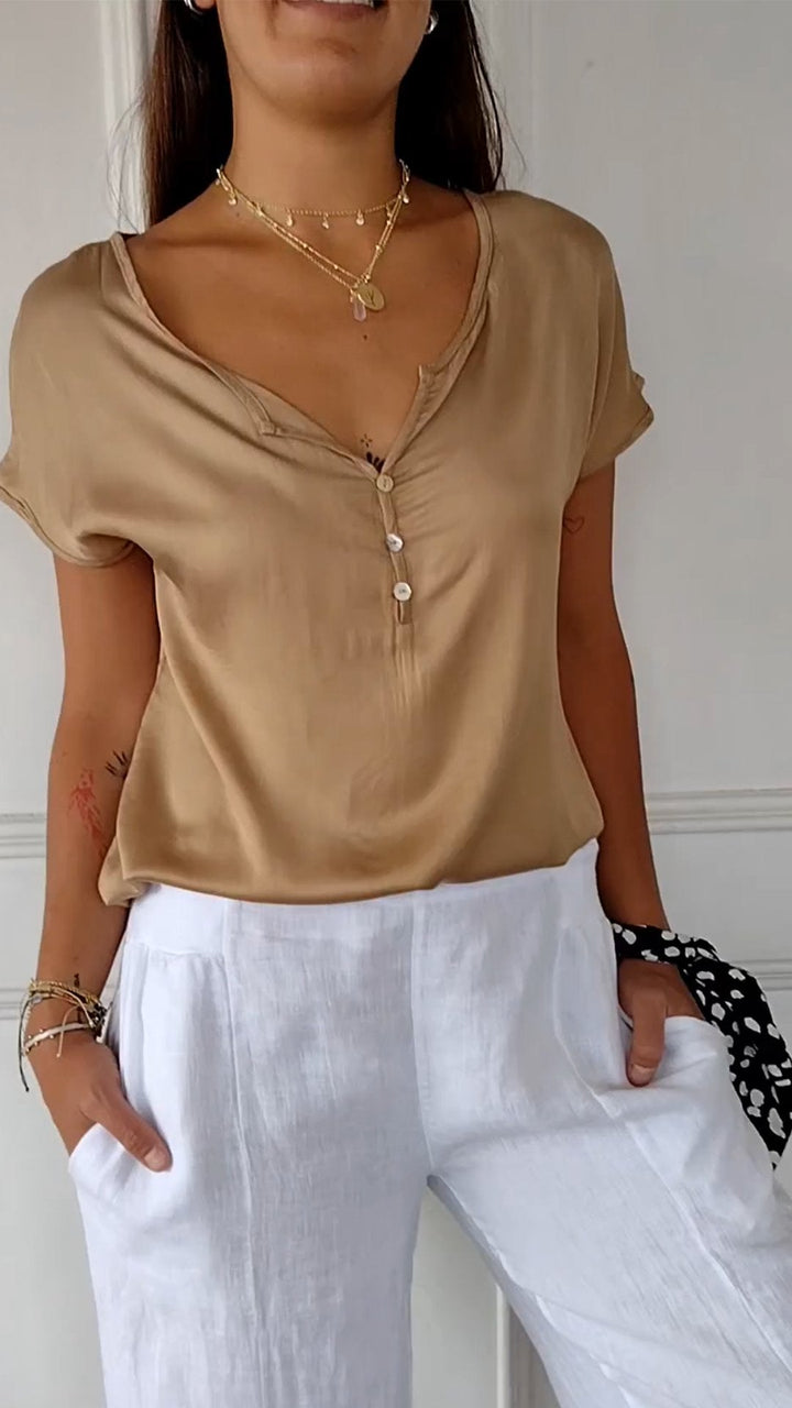 Ardovian™ | T-shirt met V-hals in tijdloze elegantie